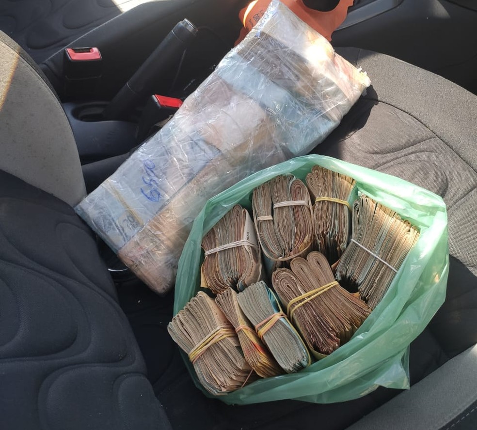 Quantia de quase R$ 140 mil estava em um fundo falso do painel do carro fiscalizado em Avaí  — Foto: Polícia Rodoviária /Divulgada