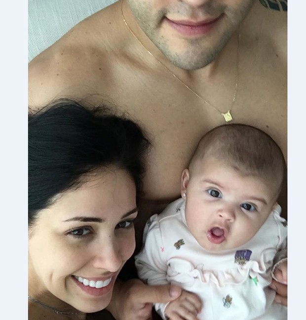 Bella Falconi, o marido, Ricardo Rocha, e a filha, Victoria (Foto: Reprodução/Instagram)