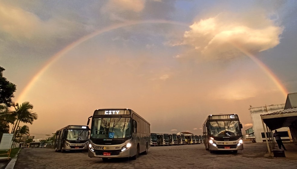 Em Guarujá, Daniela Nascimento, registrou a foto do arco-íris por volta das 5h35 — Foto: Daniela Nascimento