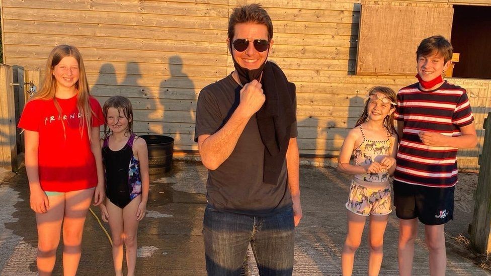 O ator Tom Cruise com os filhos de Alison Webb (Foto: Instagram)