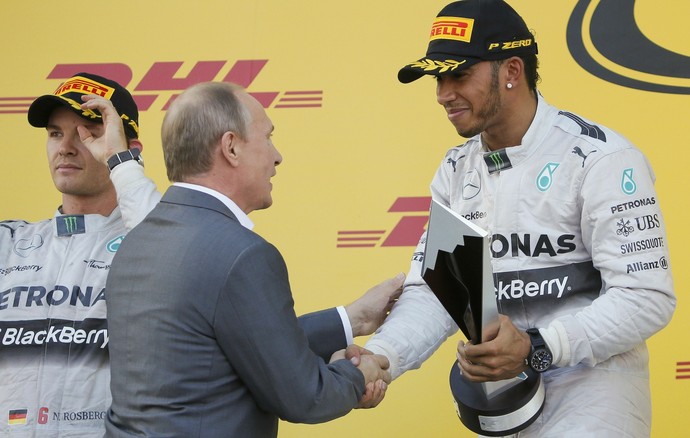 Lewis Hamilton recebe o troféu de vencedor do GP da Rússia das mãos do presidente Vladimir Putin (Foto: Reuters)