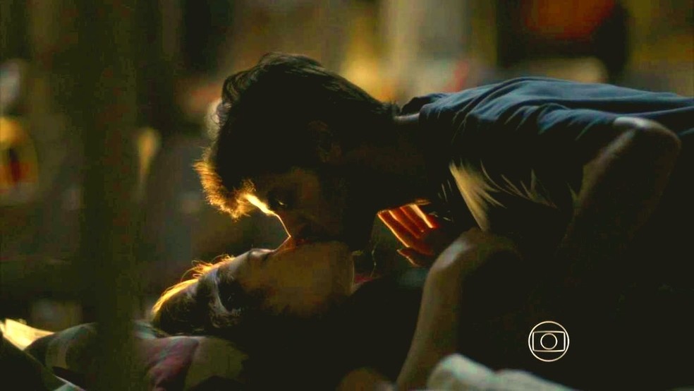 Eliza (Marina Ruy Barbosa) e Jonatas (Felipe Simas) se beijam novamente em 'Totalmente Demais' — Foto: Globo