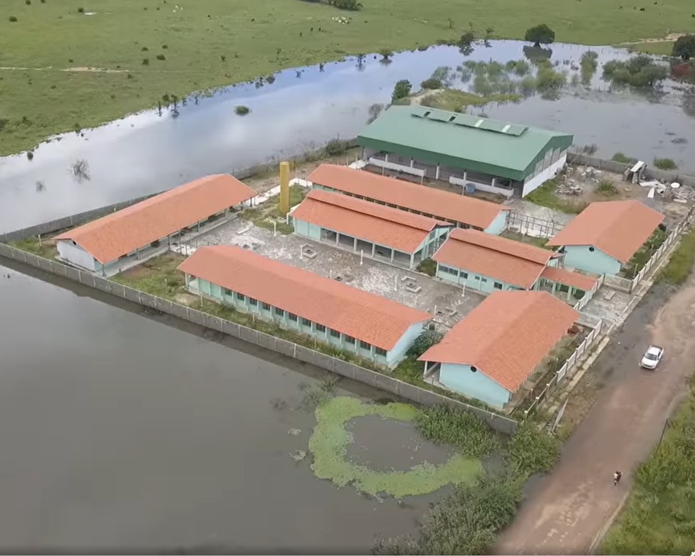 Parte de escola construída ao lado de uma lagoa desaba no sudoeste da BA — Foto: Divulgação/Prefeitura de Matina