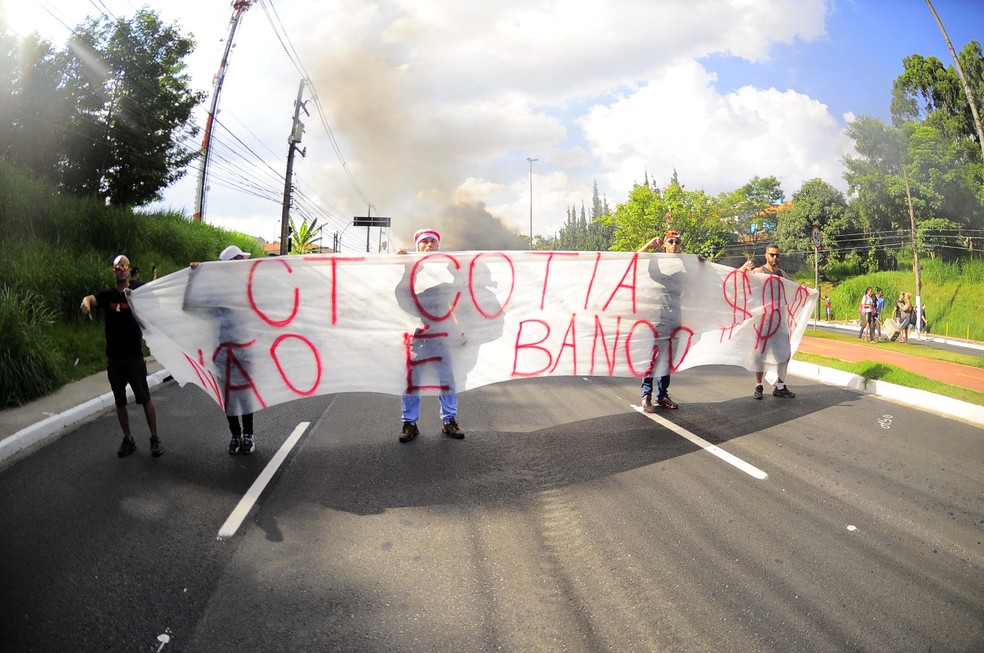 Faixa reclamando da venda dos jogadores de Cotia (Foto: Marcos Ribolli)