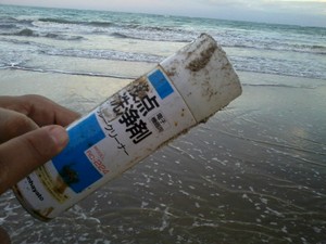 Lixo-plástico estrangeiro também pode ser achado em praias alagoanas (Foto: Waldson Costa / G1)