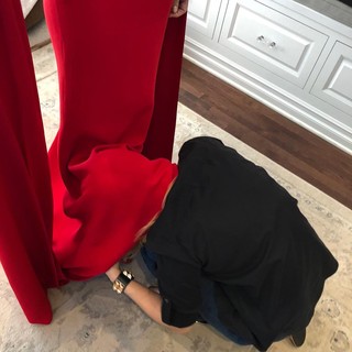 Glamour? A stylist de Allison Janney, indicada ao Oscar de melhor atriz coadjuvante por "Eu, Tonya", arruma os sapatos da estrela embaixo de vestido Reem Acra