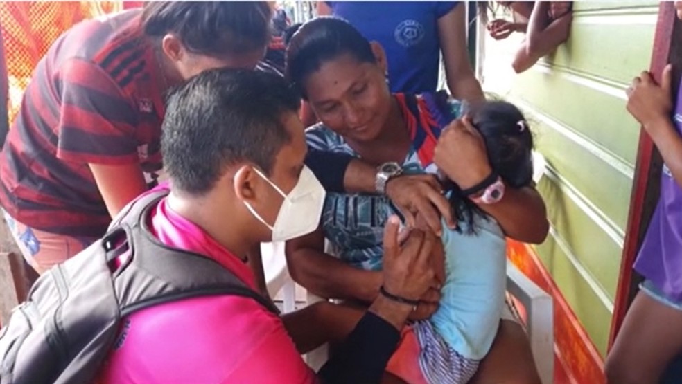 Crianças são vacinadas em Benjamin Constant, no Amazonas — Foto: Reprodução