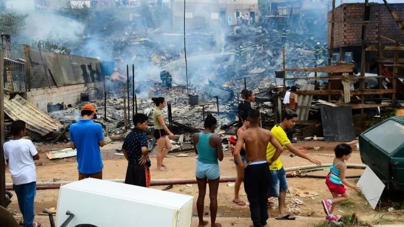 'Pegou fogo na parte de cima do meu barraco e hoje ele é de madeirite. Então eu quero construir o mais rápido possível', diz Mayara Passarinho, sobre por que está decidida a tomar o empréstimo (Foto: ROVENA ROSA/AGÊNCIA BRASIL via BBC)