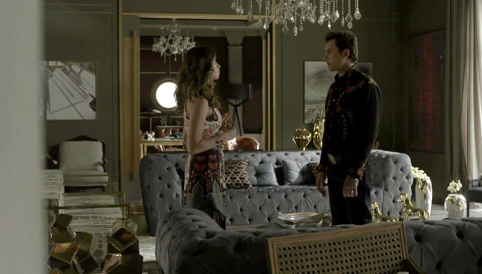 Gael diz para Lívia que ela não vai fazer a cabeça de Tomaz contra Clara (Foto: TV Globo)