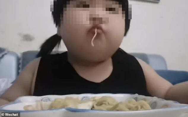 Pais de garota de 3 anos são acusados de abuso por vídeos em que a criança aparece comendo grandes quantidades de comida (Foto: Reprodução)