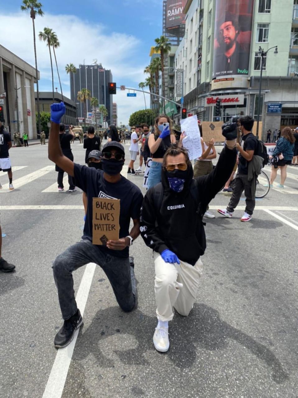 Harry Styles participa de protesto em Los Angeles (Foto: Reprodução/Twitter)