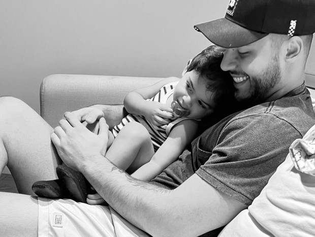 Murilo Huff posa com Leo, seu filho com Marília Mendonça (Foto: Reprodução/Instagram)