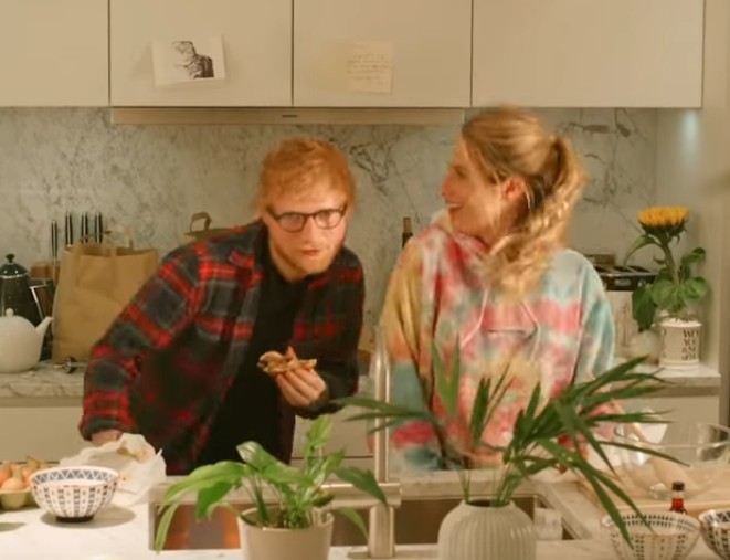 Ed Sheeran e a esposa, Cherry Seaborn, no clipe da canção Put It All On Me (Foto: Reprodução)