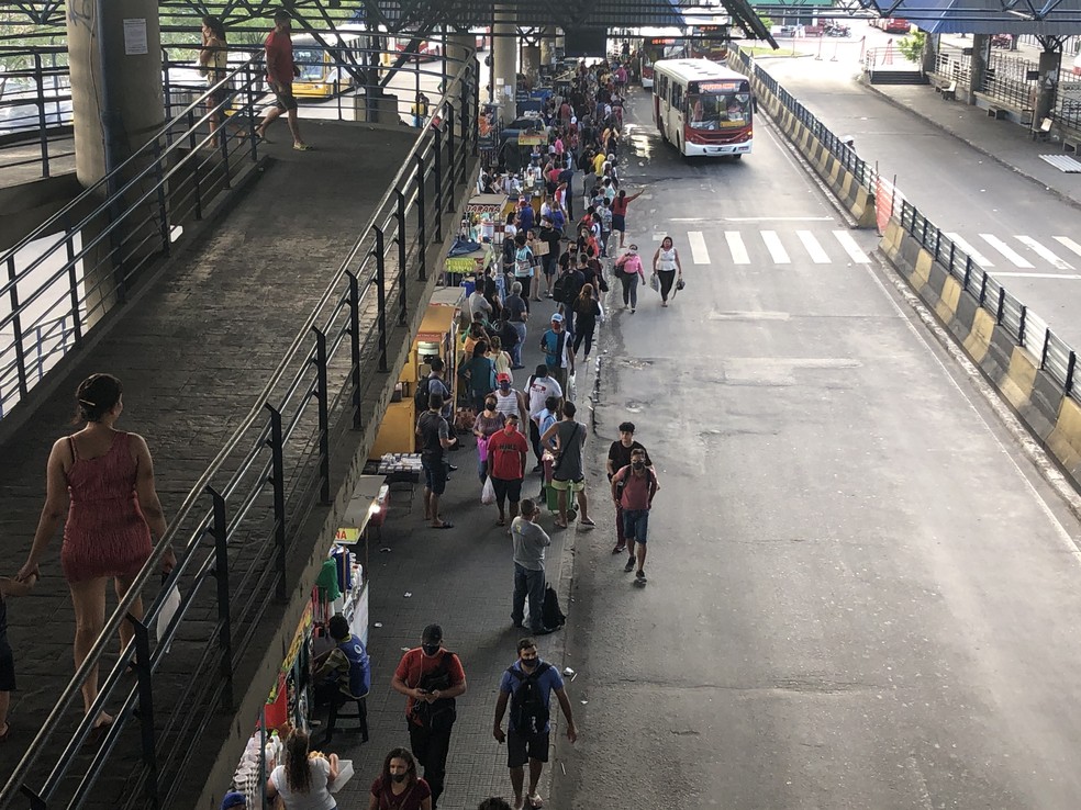 Pessoas aglomeradas esperam ônibus no Terminal 4 — Foto: Rebeca Beatriz G1 AM
