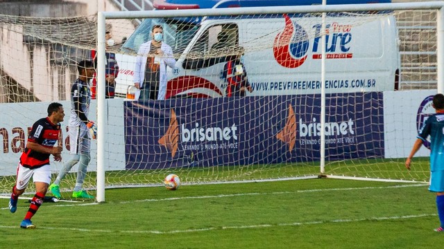 Fábio Júnior corre para comemorar o seu segundo tento na partida