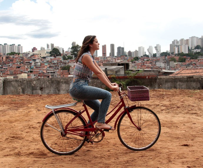 Mari, personagem de Marquezine, passeia de bicicleta pela verdadeira Paraisópolis  (Foto: Marcos Mazini/Gshow)