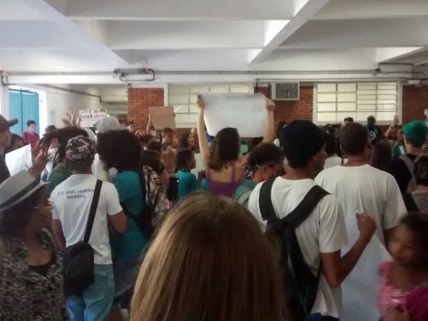 Alunos invadiram o prédio da Diretoria de Ensino em Bauru (Foto: Carolina Abelin/TV TEM)