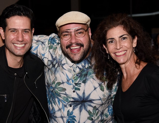 Tiago Abravanel entre Velson D´Souza e Daniela Cury, intérpretes de Silvio Santos e Hebe Camargo em musical (Foto: Andy Santana / AgNews)