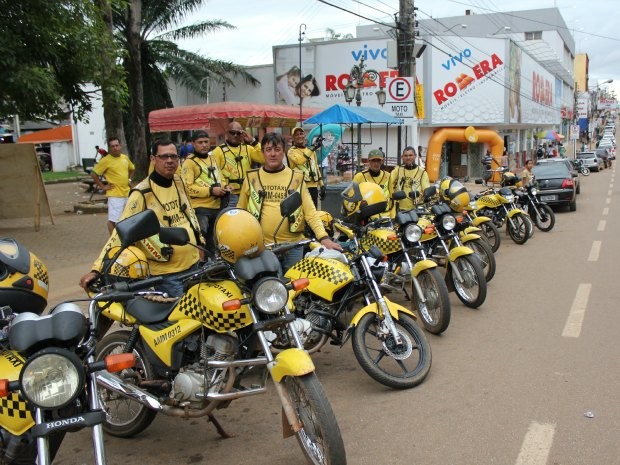 Jornal Minas  Mototaxistas protestam na porta da SARITUR em Nova