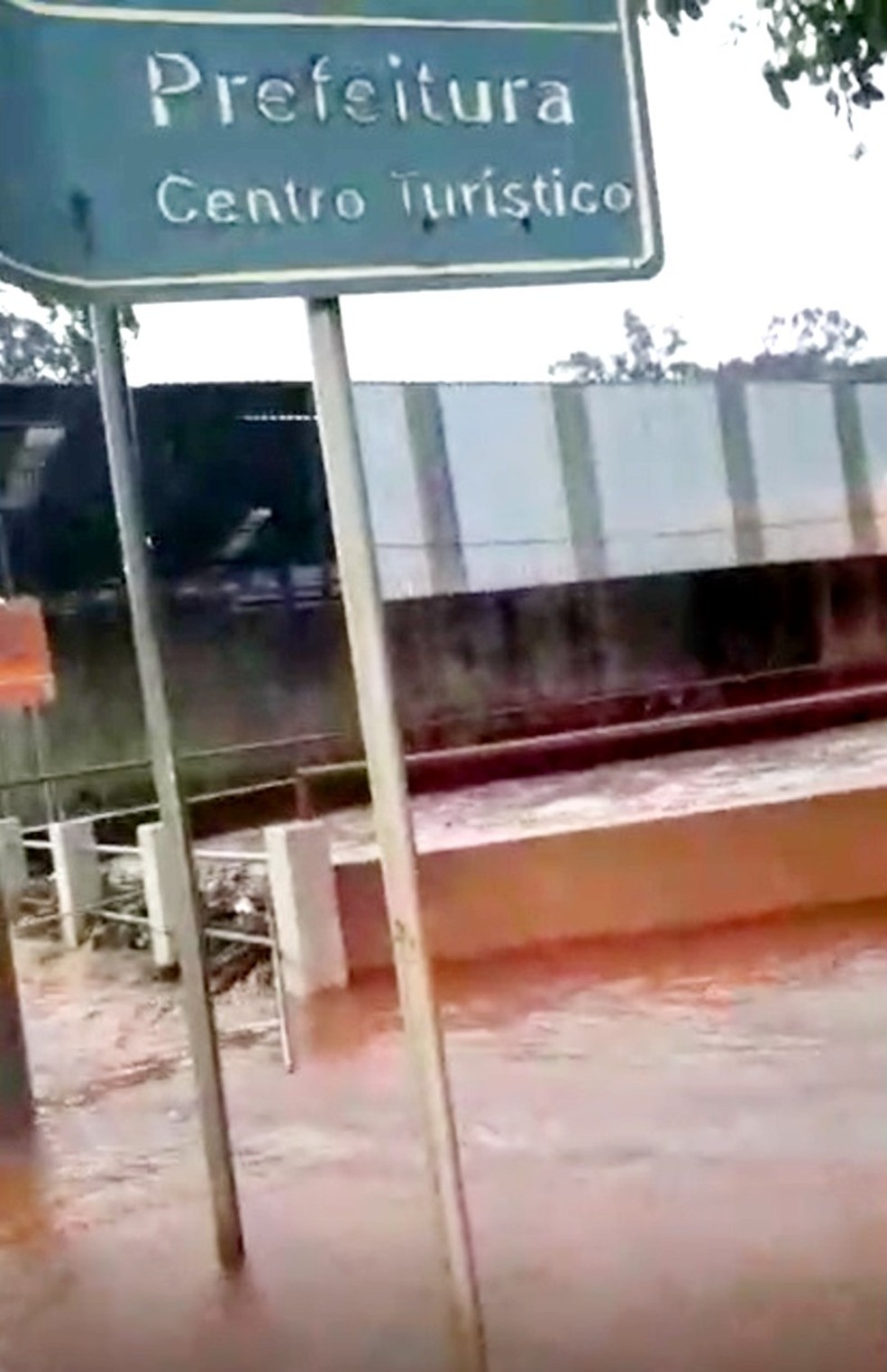 Mulher morre após ser arrastada de moto por enxurrada em Barra Bonita — Foto: Arquivo pessoal