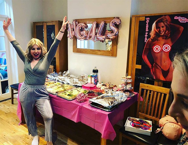 Hayley Minn na sua festa de despedida (Foto: Instagram)