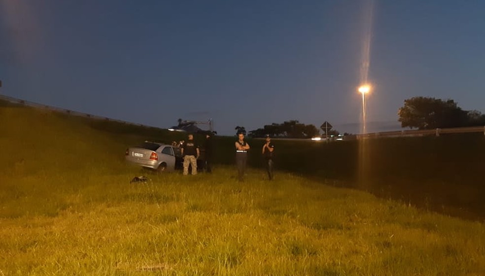 Cadeirante foi encontrado morto prÃ³ximo a um carro em canteiro da freeway, em Porto Alegre â Foto: Zete Padilha/ RBS TV