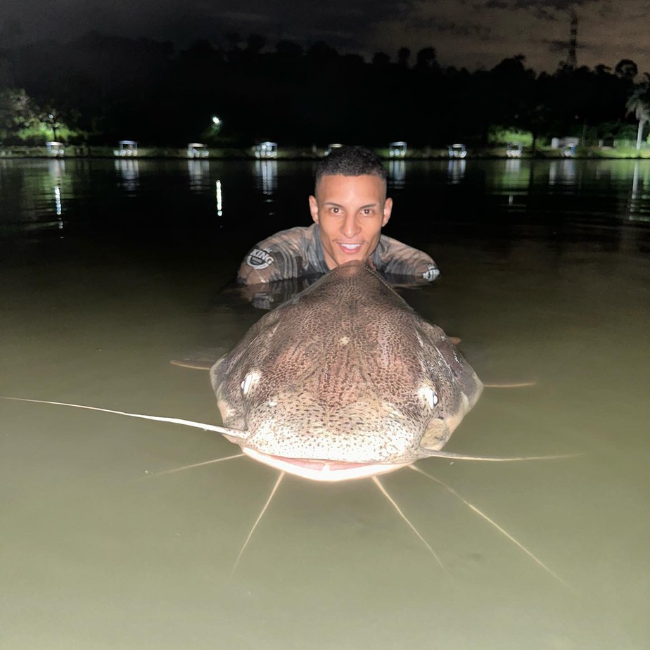 Guilherme Arana durante pesca noturna em pesqueiro de Belo Horizonte, em março