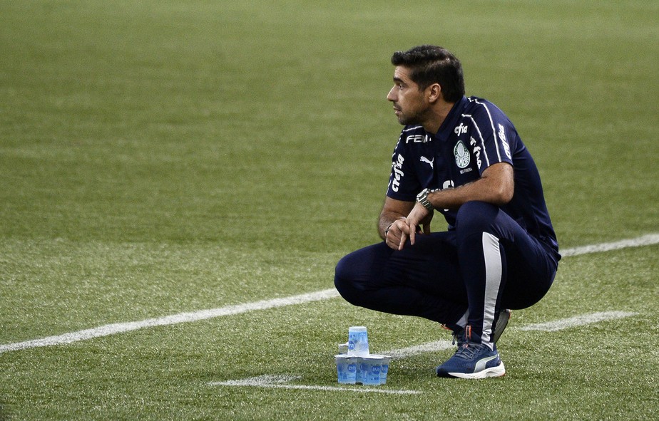 Linha de cinco: entenda a estratégia de Abel Ferreira na noite histórica do Palmeiras na Argentina