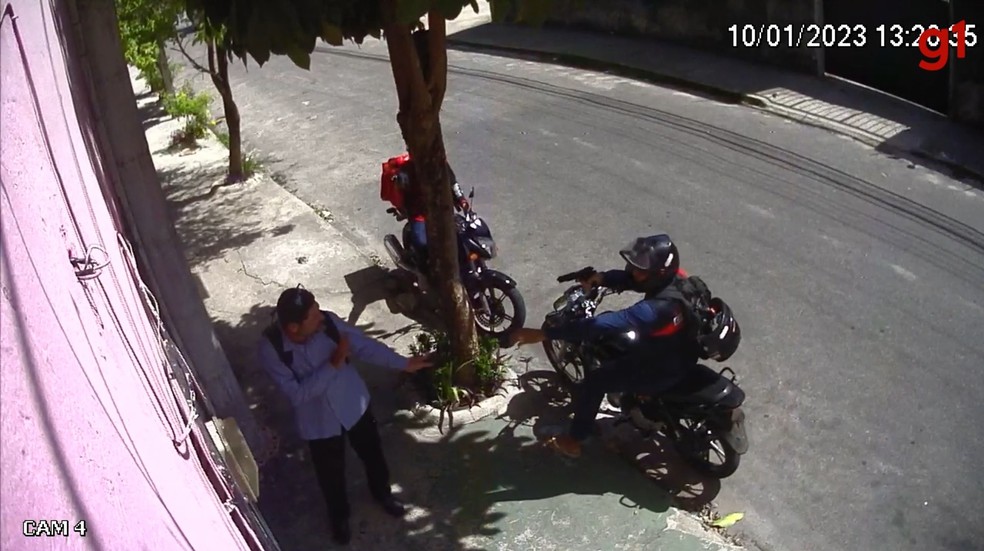 Falso motociclista de app e entregador são flagrados durante assalto em Fortaleza. — Foto: Reprodução