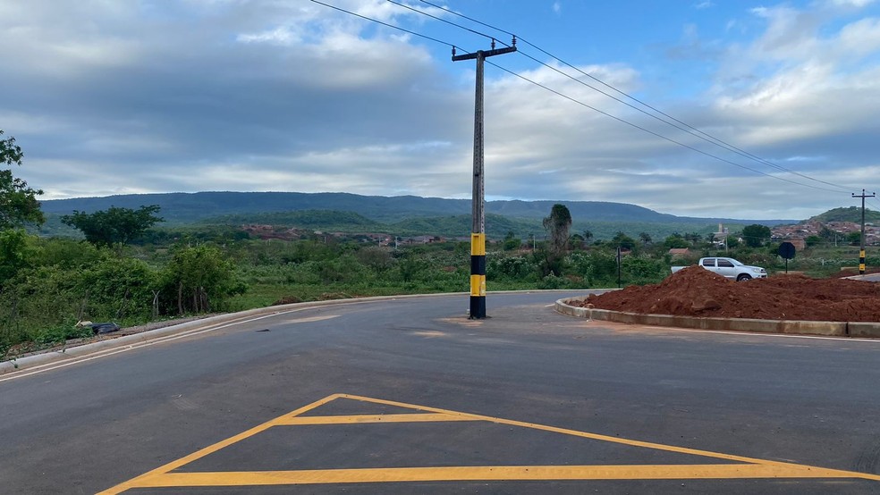 Um dos postes está próximo a rotatória da via. — Foto: Edson Freitas/ Divulgação