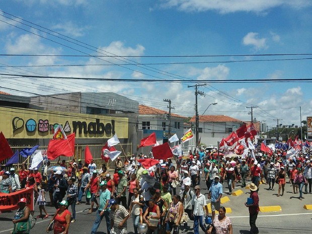 Caminhada pró-Dilma bloqueou parte do trânsito em direção ao centro de Maceió (Foto: Lucas Leite/G1)