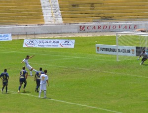 Renato Santiago cobra pênalti em duelo contra o São Bento (Foto: Daniel Mello/ Divulgação)