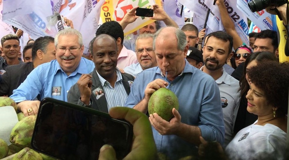 Ciro Gomes toma água de coco ao lado de apoiadores em Taboão da Serra, na Grande São Paulo (Foto: Marina Pinhoni/G1)
