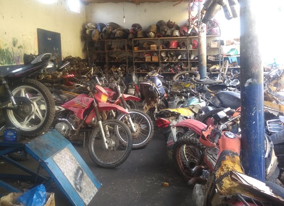 Várias motos foram encontradas em uma oficina de propriedade do vereador (Foto: Polícia Militar/Divulgação)
