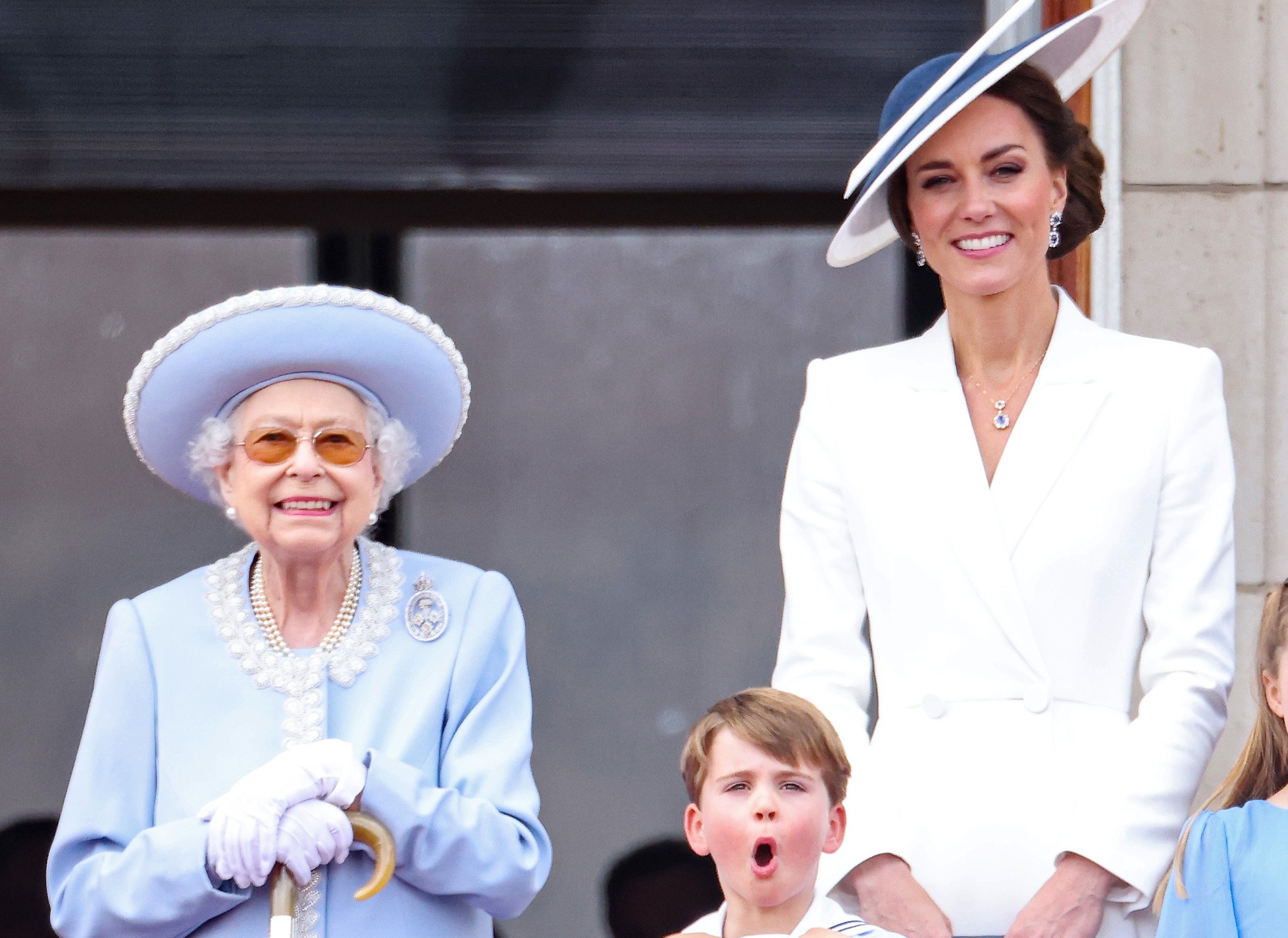 Rainha Elizabeth II, príncipe Louis e Kate Middleton na abertura do Jubileu de Platina da monarca em 2022 (Foto: Getty Images)