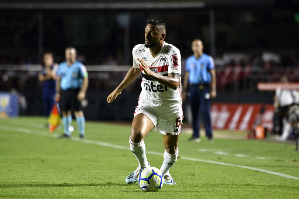 Reinaldo renova contrato com o São Paulo — Foto: Marcos Ribolli