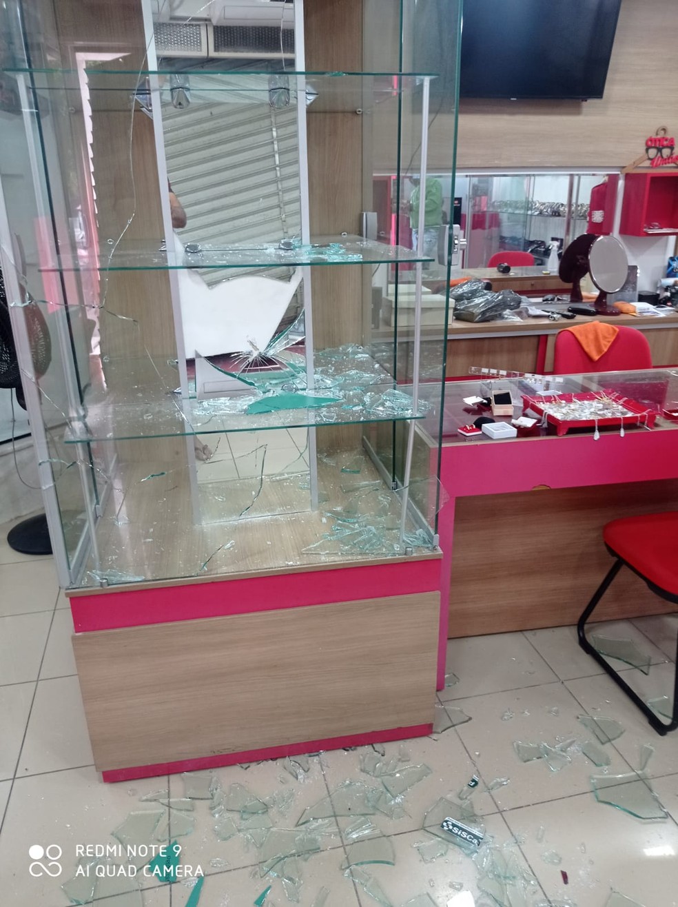 Estantes de vidro onde estavam as joias furtadas foram quebradas pelos criminosos na joalheria em União dos Palmares, Alagoas — Foto: Polícia Civil