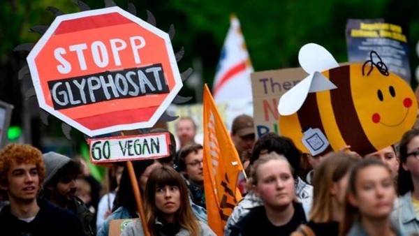 Protesto na Alemanha em 2019 foi um de muitos realizados na Europa contra o uso do glifosato — Foto: Getty Images/BBC
