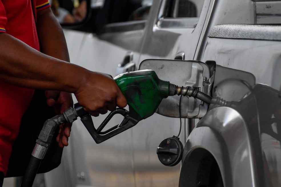 Frentista enche tanque de caminhão na Venezuela, em foto de 11 de setembro de 2020 — Foto: Federico Parra/AFP