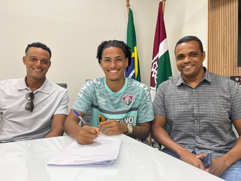 Gabryel Martins assinou contrato com os empresários João Carlos e Flávio Chaves — Foto: Divulgação