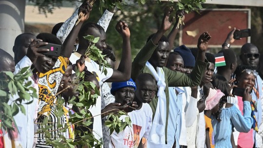 Fiéis caminham por nove dias de sandálias ou chinelos para ver Papa Francisco no Sudão do Sul
