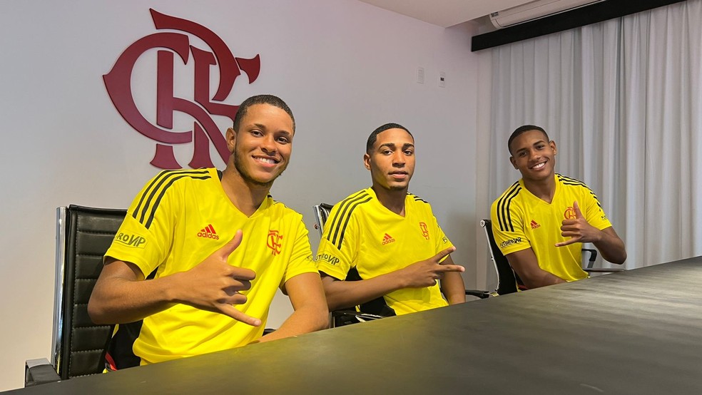 Ryan Luka, Lorran e Darlan em entrevista ao ge no Ninho do Urubu &mdash; Foto: Let&iacute;cia Marques / ge