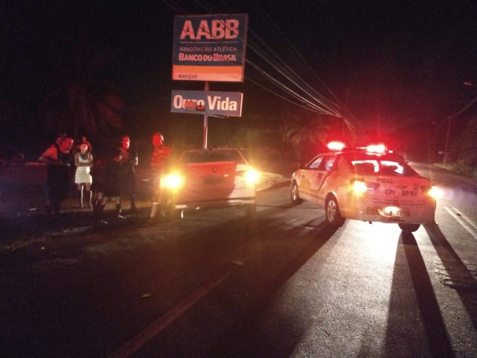 Rodovia AL-101 Norte ficou parcialmente interditada após acidente entre carros — Foto: Ascom/BPRv