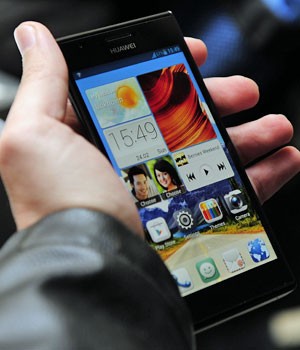 O smartphone Ascend P2, da Huawei, vem com conexão à internet 4G (Foto: Josep Lago/AFP)
