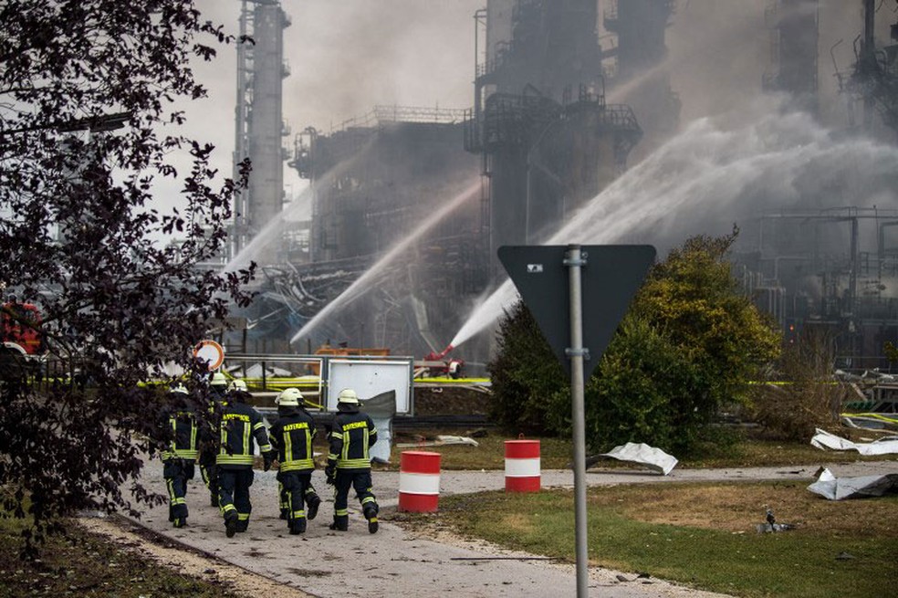 Bombeiros trabalham para controlar incêndio em refinaria na Bavaria, na Alemanha, neste sábado (1º)  (Foto: Lino Mirgeler / dpa / AFP)