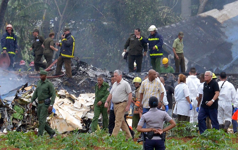 O presidente de Cuba, Miguel Diaz-Canel, acompanha ação dos bombeiros no local do acidente aéreo em Havana (Foto: Adalberto Roque/AFP)
