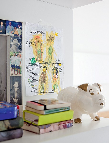 O quarto dos pais Ana Paula e Carlos é decorado por fotos e desenhos do filho Francisco, 4 anos. O menino fica orgulhoso ao ver sua obra de arte exibida. Projeto de Claudia Pecego (Foto: Fran Parente/Casa e Jardim)