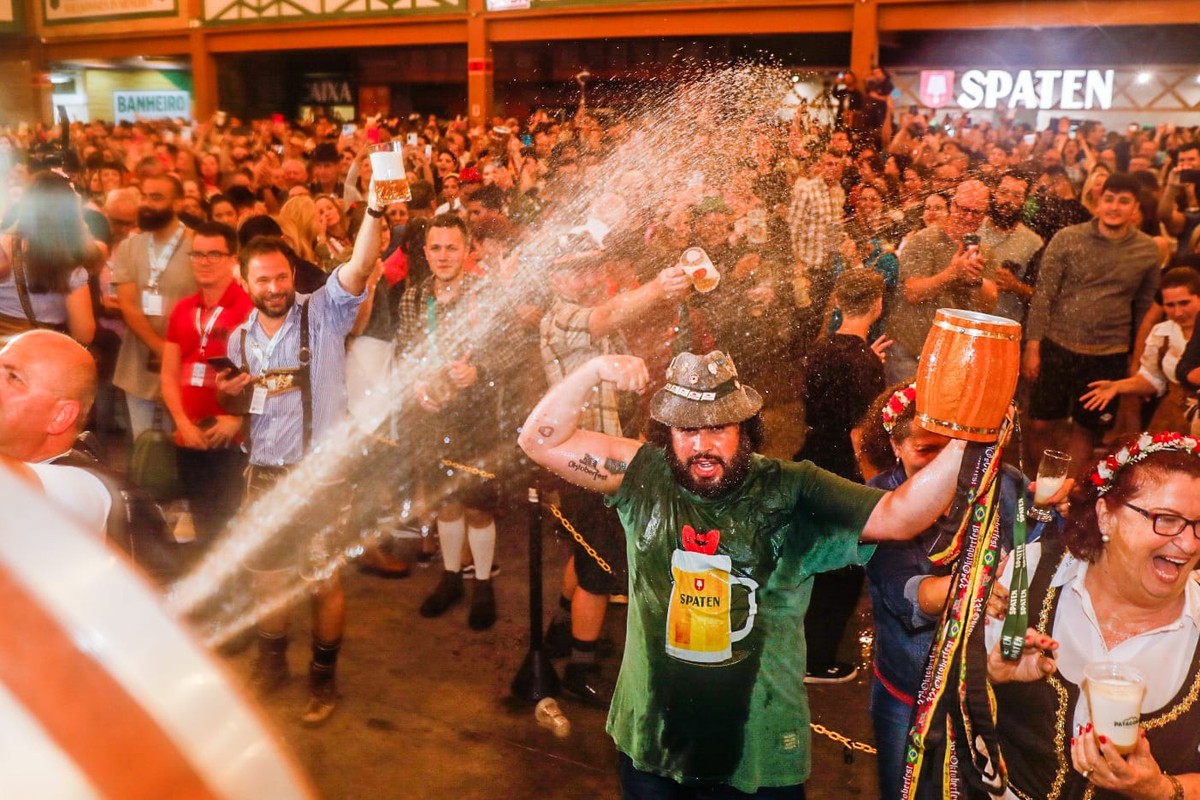 Música, emoção e sangria do barril marcam abertura da Oktoberfest