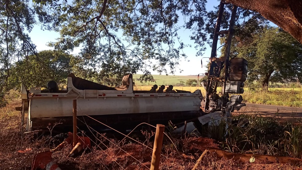 Carreta carregada com combustível tomba na LMG-733 entre Frutal e Pirajuba — Foto: Corpo de Bombeiros/Divulgação