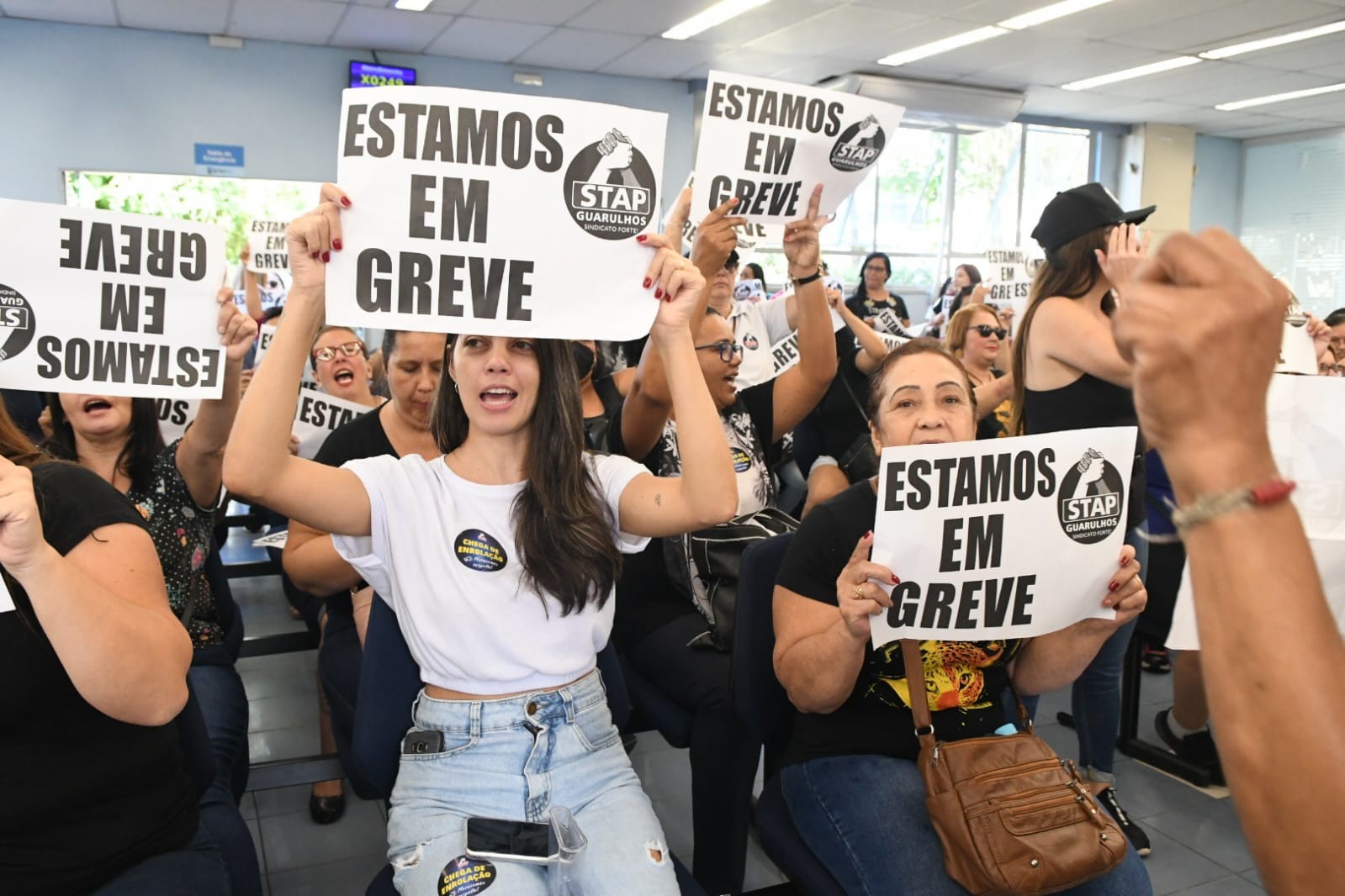 Professores de Guarulhos, na Grande SP, ocupam espaço de atendimento ao público em segundo dia de greve